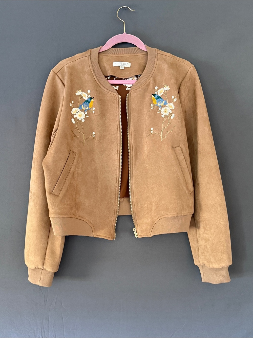 Soft snazzy tan jacket with bird and floral design
Excellent condition